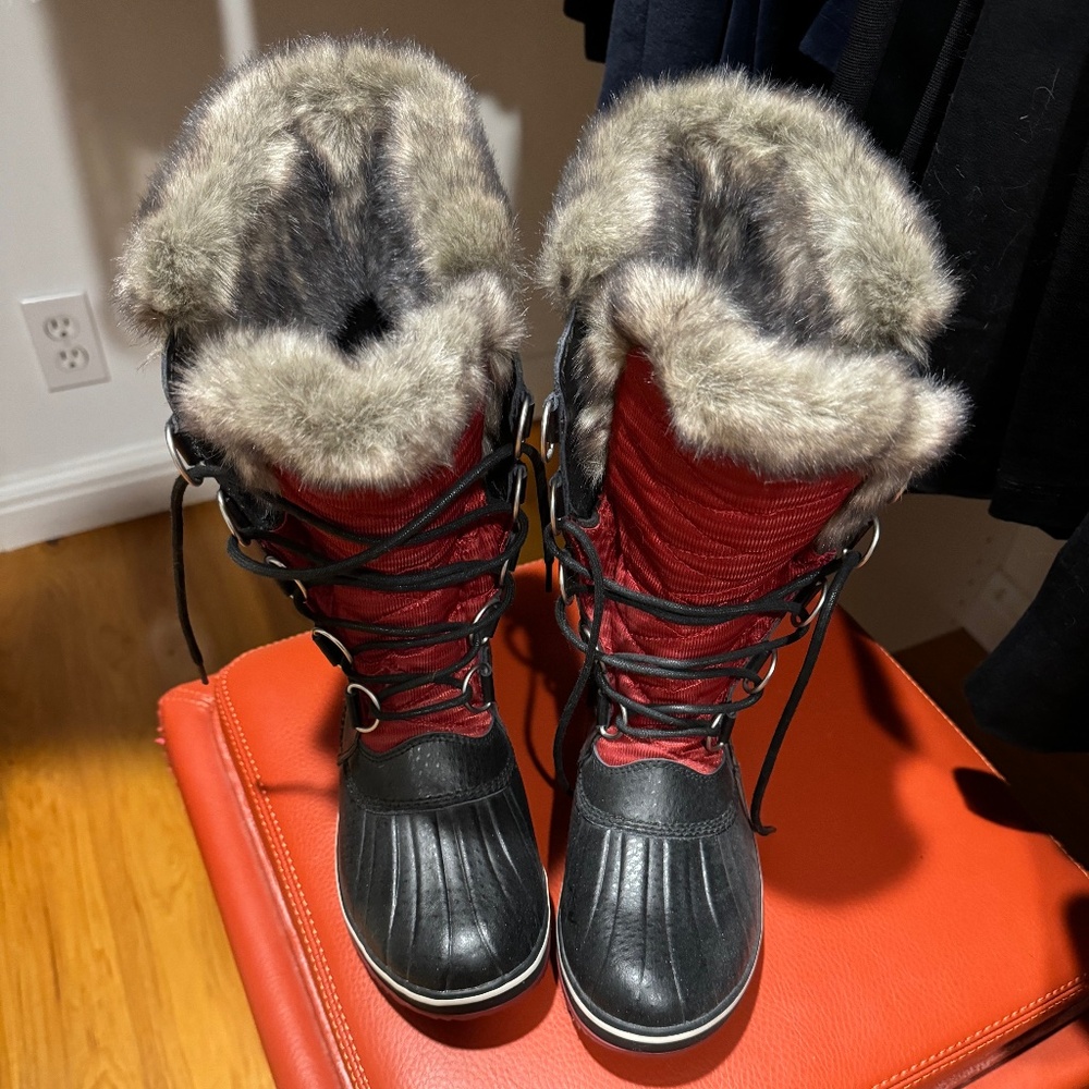 brand new women's Sorel winter boots in size 9